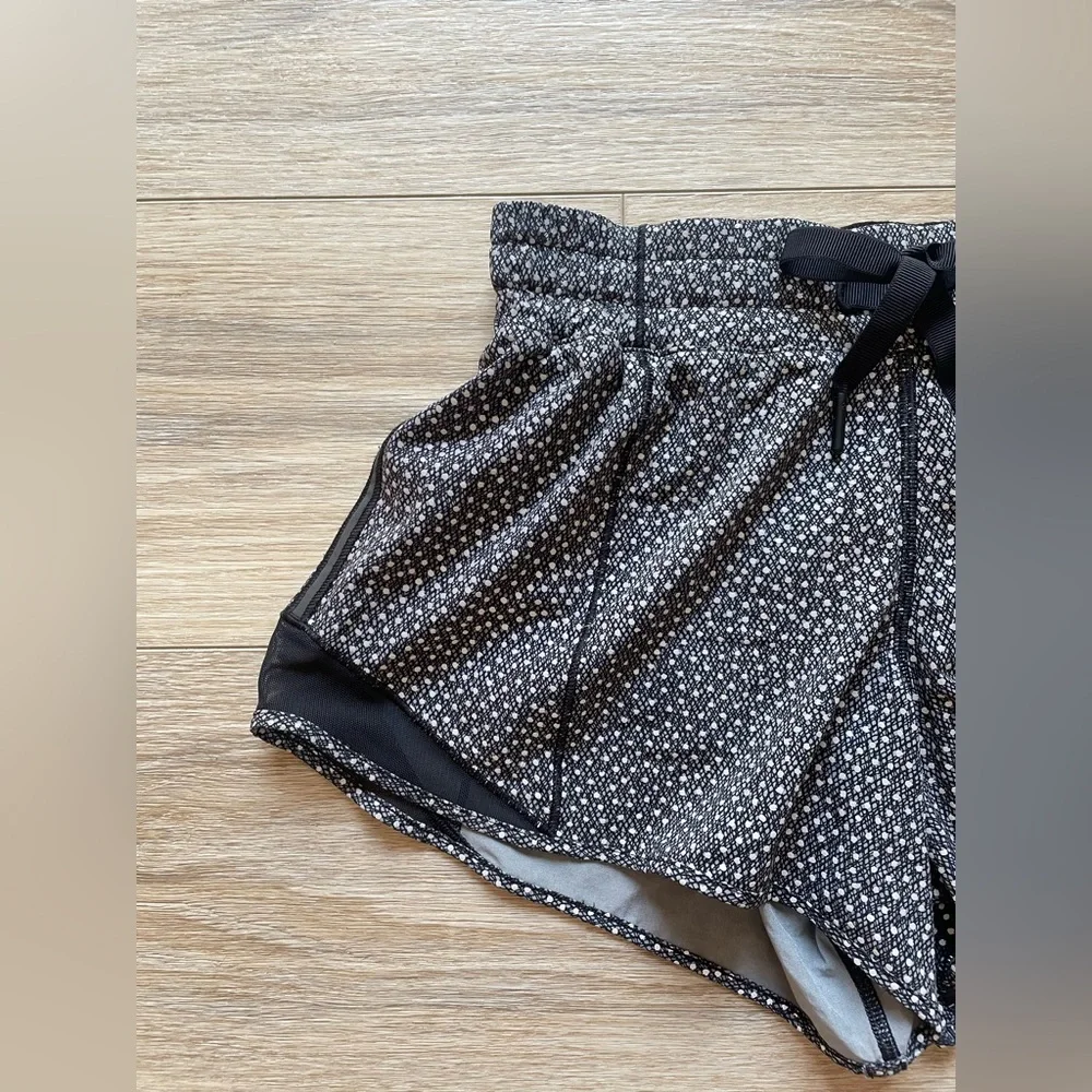 Lululemon Hotty Hot Shorts Reflective Dot - Picture 2 of 5